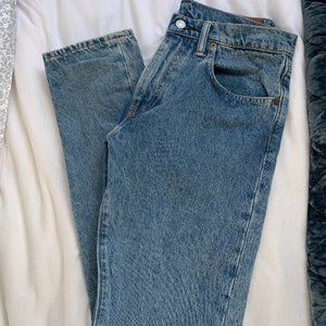 LEVIS- Medium Wash Jeans